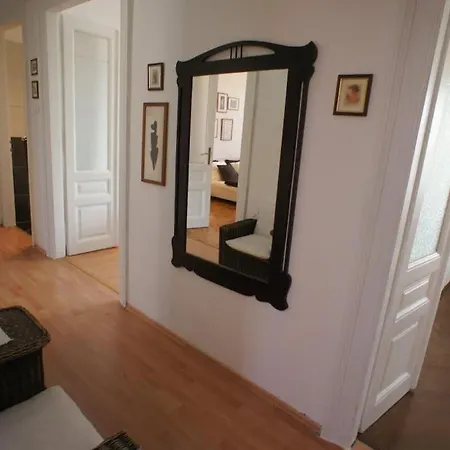 Great Flat Sleeps 6 In Center Apartment Pula