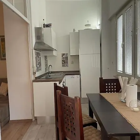 Great Flat Sleeps 6 In Center Apartment *