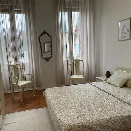 Great Flat Sleeps 6 In Center Apartment Pula