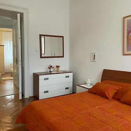 Great Flat Sleeps 6 In Center Apartment
