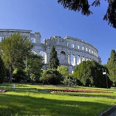 Great Flat Sleeps 6 In Center Pula