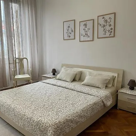 Apartment Great Flat Sleeps 6 In Center Pula