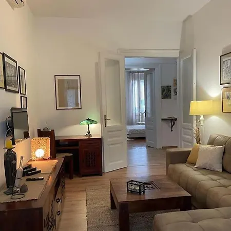 Great Flat Sleeps 6 In Center Apartment *