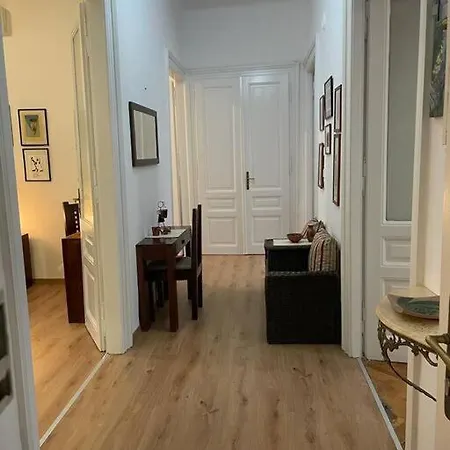 Great Flat Sleeps 6 In Center * Pula
