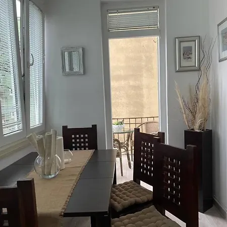 Apartment Great Flat Sleeps 6 In Center Pula