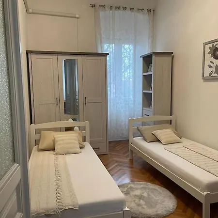 Great Flat Sleeps 6 In Center Pula